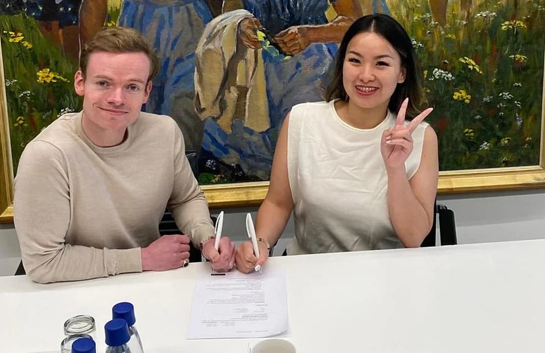 Arwin Bosman and Wan at a table, pens in hand, signing the founding deed of TDM Technologies